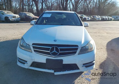 2013 Mercedes-Benz C 300 Sport 4Matic z USA, uszkodzony, nr VIN WDDGF8AB5DR241653